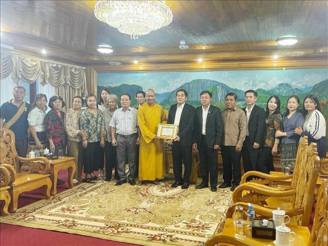 Lãnh đạo tỉnh Huaphanh trao giấy tri ân cho Đoàn thiện nguyện Ban Điều phối và hợp tác Giáo hội Phật giáo Việt Nam tại Lào. Ảnh: TTXVN phát