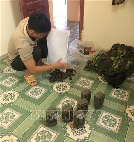 Cán bộ chuyên môn Khu bảo tồn thiên nhiên Pù Hoạt kiểm tra thiết bị bẫy ảnh và dụng cụ trước khi di chuyển vào các điểm đặt bẫy trong đại ngàn. Ảnh: TTXVN phát