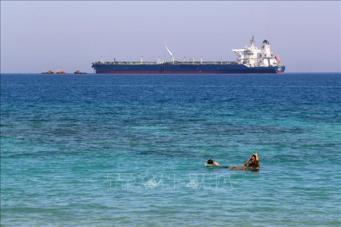 Con tàu di chuyển qua Vịnh Suez, Ai Cập, ngày 8/10/2024. Ảnh: THX/TTXVN