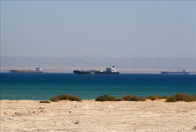 Tàu thuyền di chuyển qua Vịnh Suez, Ai Cập, ngày 8/10/2024. Ảnh: THX/TTXVN