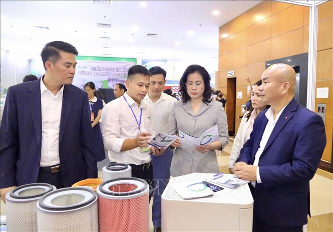 Khách tham quan gian hàng tại Hội chợ. Ảnh: Hà Anh - TTXVN phát