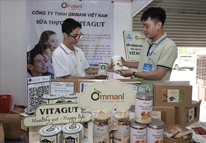 Gian trưng bày sản phẩm nông sản đóng gói của Công ty Ommani Việt Nam. Ảnh: Trần Việt - TTXVN