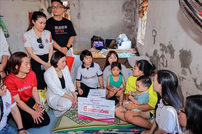 Quỹ Bảo trợ trẻ em Việt Nam phối hợp với Trung tâm Công tác xã hội và Quỹ bảo trợ trẻ em Hải Phòng trao quà và hỗ trợ cho gia đình cháu Hoàng Gia Hân - gia đình khó khăn bởi bị thiệt hại nặng trong đợt mưa lũ. Ảnh: Hoàng Hiếu - TTXVN