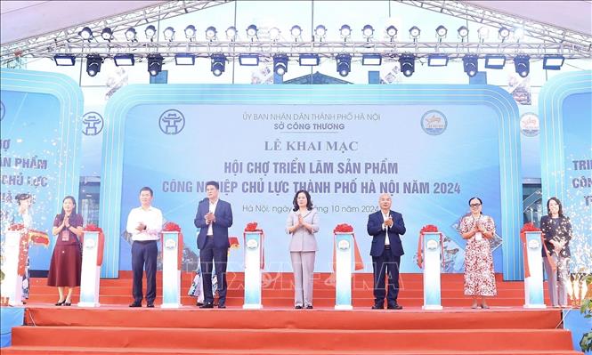 Các đại biểu cắt băng khai mạc Hội chợ. Ảnh: Hà Anh - TTXVN phát