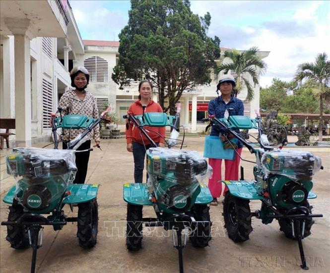 Hỗ trợ máy xới đất cho các hộ nghèo trên địa bàn Tp.Pleiku, tỉnh Gia Lai. Ảnh: Hoài Nam – TTXVN