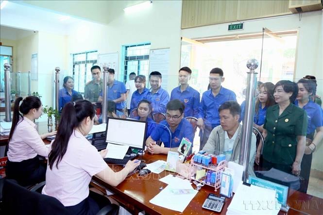 Đông đảo đoàn viên thanh niên trên địa bàn thành phố Sơn La tham gia “Tuần lễ gửi tiền tiết kiệm, chung tay vì người nghèo”, sáng 25/3/2024. Ảnh: Quang Quyết-TTXVN