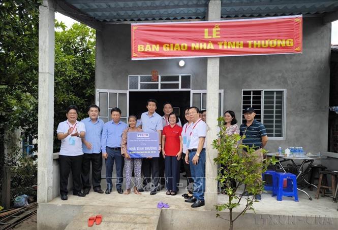 Đảng ủy, Công đoàn Cơ quan Thông tấn xã Việt Nam khu vực phía Nam phối hợp với với các đơn vị bàn giao nhà tình thương cho người dân có hoàn cảnh khó khăn về nhà ở tại xã biển Bảo Thạnh (huyện Ba Tri, Bến Tre). Ảnh: Huỳnh Phúc Hậu – TTXVN