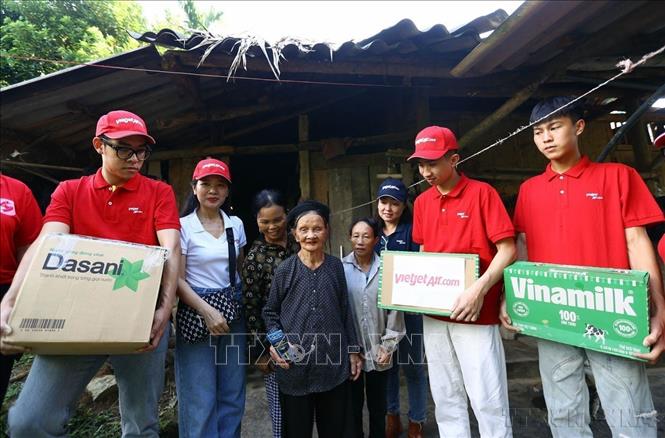  Hãng Hàng không Vietjet trao tặng quà cho người dân vùng ngập lụt tại thôn Ao Sen 2 xã Đức Ninh, huyện Hàm Yên, tỉnh Tuyên Quang bị ảnh hưởng bởi bão số 3 (13/09/2024). Ảnh: Huy Hùng - TTXVN