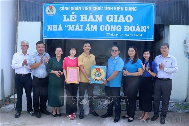 Công đoàn Viên chức tỉnh Kiên Giang tổ chức bàn giao “Mái ấm Công đoàn” cho đoàn viên Trần Trọng Thức, công đoàn cơ sở Trường Cao đẳng nghề Kiên Giang. Ảnh: Lê Huy Hải - TTXVN