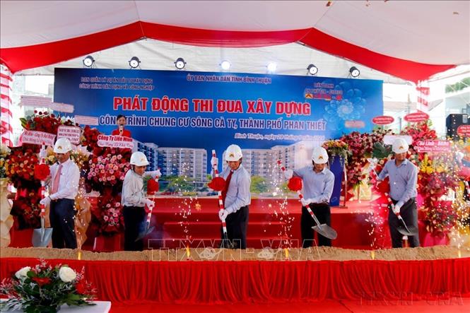 Tỉnh Bình Thuận khởi công xây dựng chung cư hỗ trợ tái định cư cho người nghèo (28/9/2024). Ảnh: Nguyễn Thanh - TTXVN