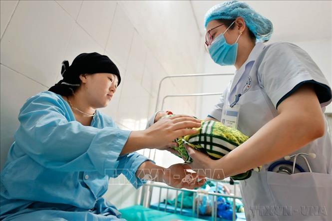 Sau quá trình đào tạo từ Dự án 585, các bác sĩ trẻ công tác tại tuyến y tế cơ sở ở Hà Giang đã tạo cơ hội cho người nghèo, người dân vùng khó khăn được tiếp cận các dịch vụ y tế có chất lượng, hạn chế chuyển tuyến điều trị, góp phần giảm quá tải cho các bệnh viện tuyến trên. Ảnh: Minh Quyết – TTXVN

