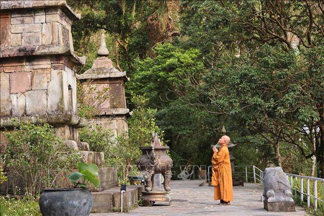 Trước chùa Ngọa Vân thượng, ngọn tháp cổ mang tên 