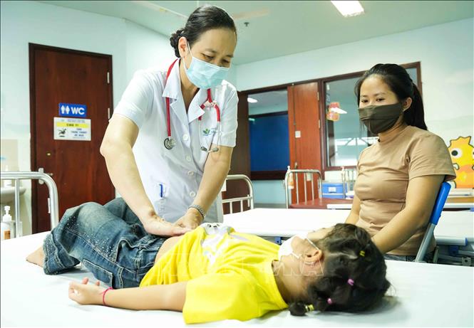 Tiến sĩ, Bác sĩ cao cấp Bùi Ngọc Lan hội chẩn bệnh cho trẻ tại Trung tâm Ung thư. Ảnh: Phương Hoa - TTXVN
