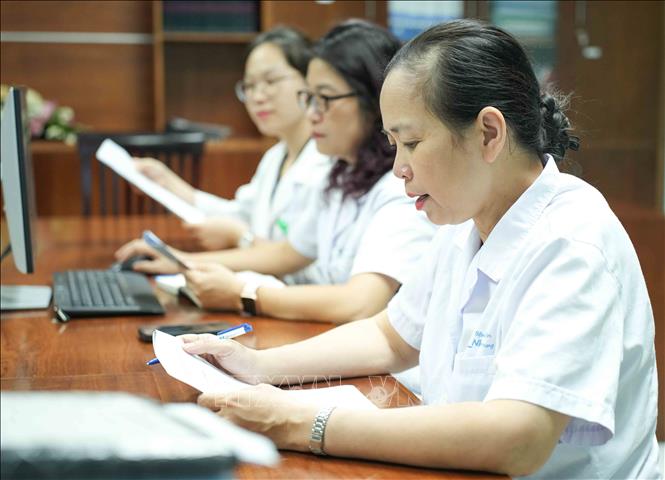 Tiến sĩ, Bác sĩ cao cấp Bùi Ngọc Lan luôn tận tâm, tận lực để nâng cao chất lượng chăm sóc, điều trị cho trẻ bị ung thư. Ảnh: Phương Hoa - TTXVN