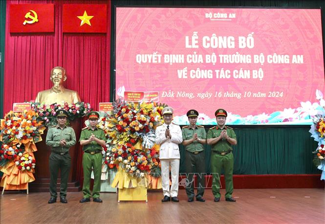 Ban Giám đốc Công an tỉnh Đắk Nông tặng hoa chúc mừng Đại tá Hồ Song Ân, tân Giám đốc Công an tỉnh Đắk Nông. Ảnh: TTXVN phát