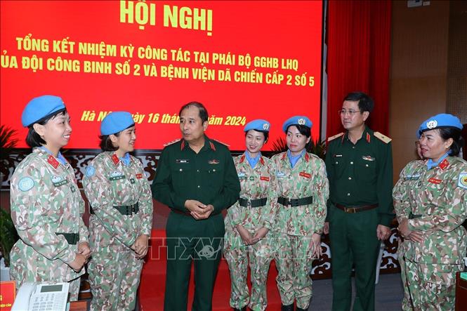 Sen. Lieut. Gen Phung Si Tan, Deputy Chief of the General Staff of the Vietnam People's Army, and deputy head of the inter-agency working group and the ministry's Steering Committee on participation in the UN peacekeeping operations, talks with the officers of the peacekeeping team. VNA Photo