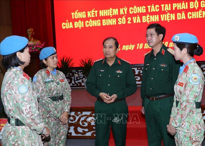 Sen. Lieut. Gen Phung Si Tan, Deputy Chief of the General Staff of the Vietnam People's Army, and deputy head of the inter-agency working group and the ministry's Steering Committee on participation in the UN peacekeeping operations, talks with the officers of the peacekeeping team. VNA Photo: Trọng Đức 
