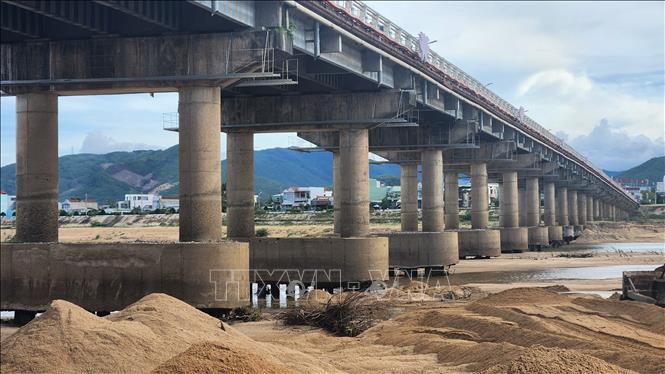 Cầu Kiên Mỹ hiện bị sói lở 11 trụ. Ảnh: Sỹ Thắng - TTXVN