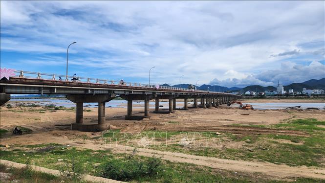 Cầu Kiên Mỹ bắc qua sông Kôn, trên Quốc lộ 19B đang bị xói lở nghiêm trọng 11 trụ cầu. Ảnh: Sỹ Thắng - TTXVN