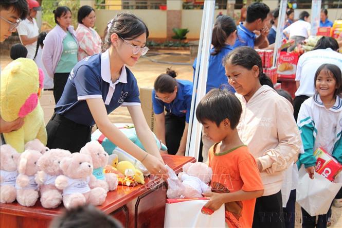 Ban tổ chức trao tặng quà cho trẻ em nghèo xã biên giới Ia O, huyện Ia Grai (Gia Lai) tại Ngày hội “Tháng Ba biên giới” năm 2024, với chủ đề “Biên cương Tổ quốc tôi”. Ảnh: Hồng Điệp - TTXVN