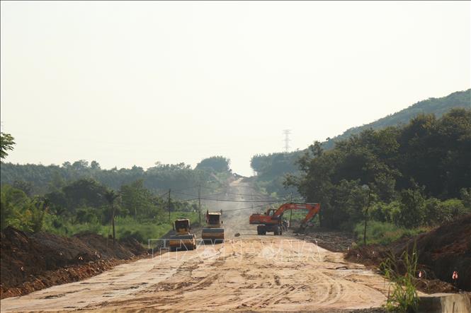 Dự án đầu tư xây dựng đường Hồ Chí Minh đoạn tránh phía Đông thành phố Buôn Ma Thuột vẫn gặp khó khăn trong công tác giải phóng mặt bằng. Ảnh: Tuấn Anh – TTXVN
