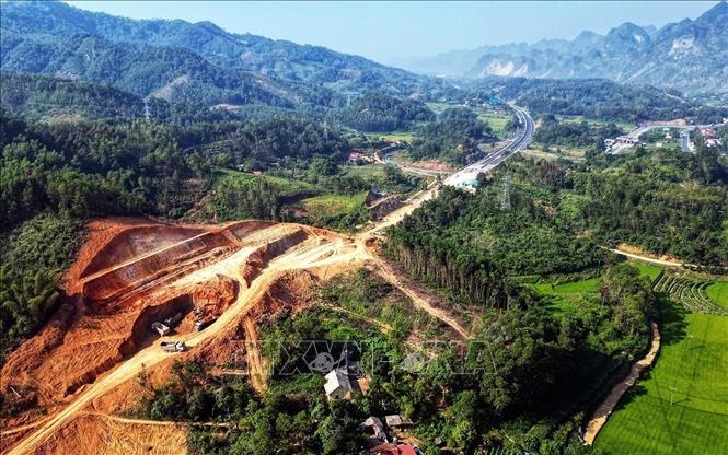 Khó khăn nhất hiện nay của nhà thầu là công tác GPMB, mặc dù chính quyền địa phương đã vào cuộc quyết liệt, những công tác bàn giao chậm, chưa đáp ứng tiến độ thi công của nhà thầu. Ảnh: Tuấn Anh - TTXVN