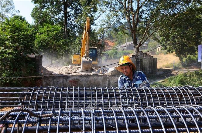 Công nhân trên công trường đang gia công thép cống hộp. Ảnh: Tuấn Anh - TTXVN