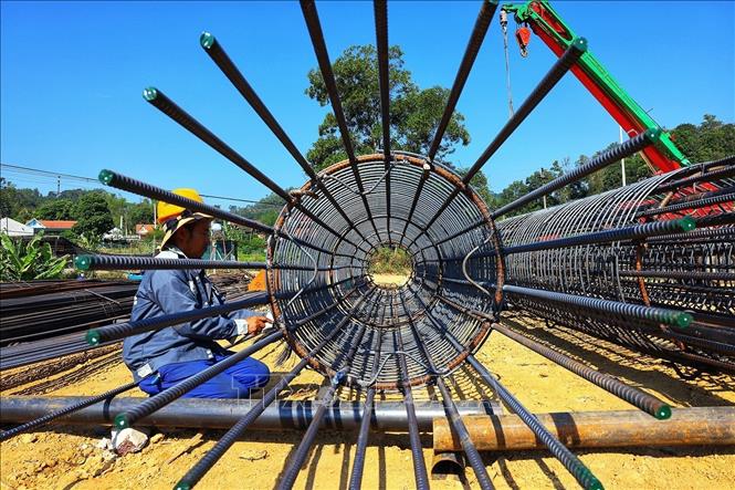 Công nhân đang gia công thép cống hộp. Ảnh: Tuấn Anh - TTXVN