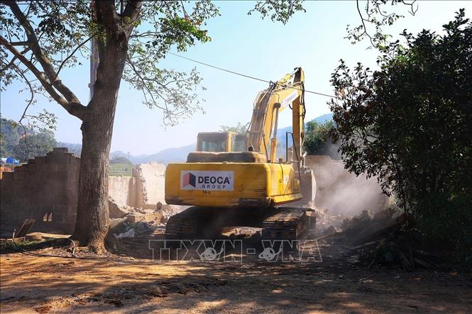 Các nhà thầu đang khẩn trương tháo gỡ khó khăn trong giải phóng mặt bằng để kịp tiến độ thi công. Ảnh: Tuấn Anh  TTXVN