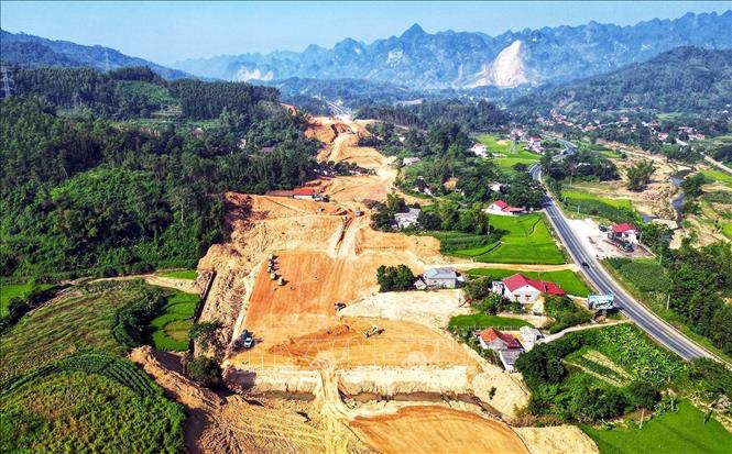 Dự án xây dựng tuyến cao tốc cửa khẩu Hữu Nghị - Chi Lăng là công trình trọng điểm Quốc gia, dài 59,87 km, có diện tích đất thu hồi hơn 536 ha đi qua các huyện Chi Lăng, Cao Lộc, Văn Lãng, TP Lạng Sơn (tỉnh Lạng Sơn). Ảnh: Tuấn Anh - TTXVN