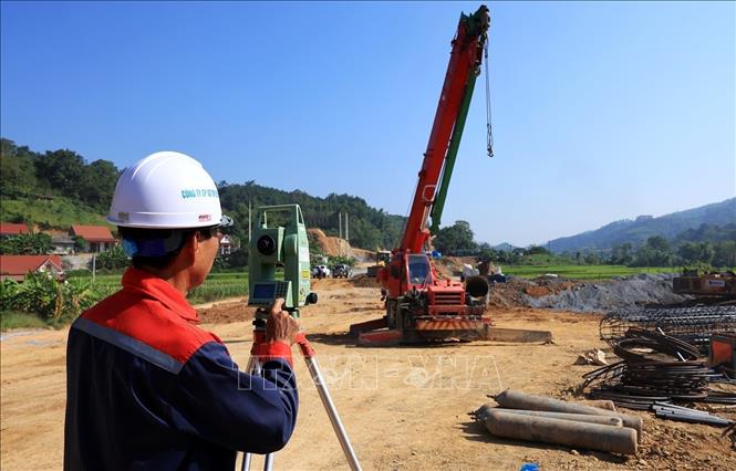 Đo, khảo sát địa điểm thi công tuyến cao tốc. Ảnh: Tuấn Anh - TTXVN