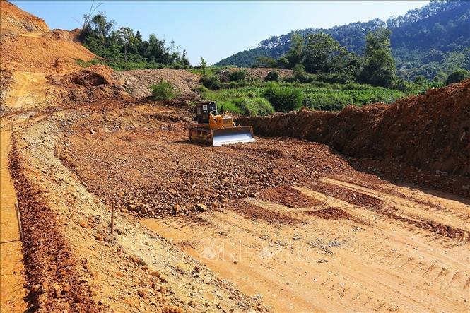 Các nhà thầu đang khẩn trương thi công để kịp tiến độ. Ảnh: Tuấn Anh - TTXVN