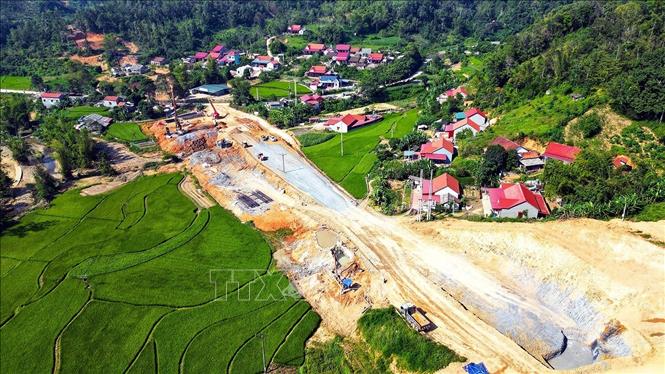 Cao tốc được đầu tư 4 làn xe, nền đường 17 m giai đoạn I; giai đoạn hoàn chỉnh, dự án sẽ được nâng lên 6 làn xe, rộng 32 m. Ảnh: Tuấn Anh - TTXVN