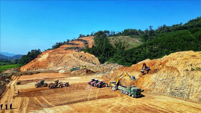 Tranh thủ điều kiện thời tiết thuận lợi, các nhà thầu khẩn trương thi công để kịp tiến độ. Ảnh: Tuấn Anh - TTXVN