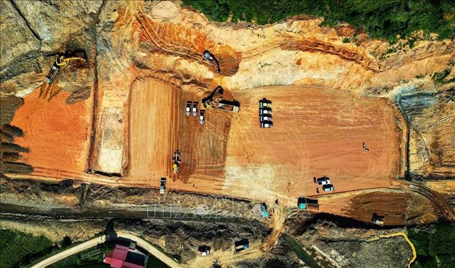 Sau gần 6 tháng triển khai, đến đầu tháng 10/2024, dự án mới được địa phương bàn giao mặt bằng 30,55/59,87 km (tương đương 239,49/557,82 ha), đạt gần 43%. Ảnh: Tuấn Anh - TTXVN