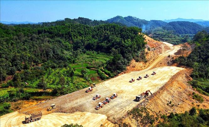 Cao tốc được đầu tư 4 làn xe, nền đường 17 m giai đoạn I; giai đoạn hoàn chỉnh, dự án sẽ được nâng lên 6 làn xe, rộng 32 m. Ảnh: Tuấn Anh - TTXVN