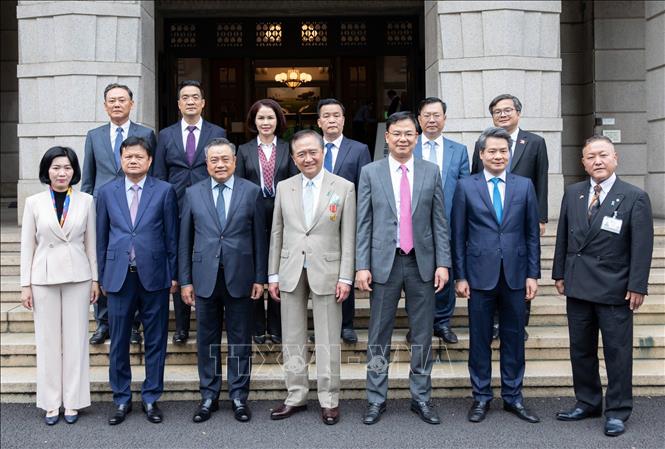 Đoàn đại biểu cấp cao thành phố Hà Nội chụp ảnh lưu niệm với Thống đốc tỉnh Kanagawa Kuroiwa Yuji. Ảnh: Phạm Tuân - PV TTXVN tại Nhật Bản