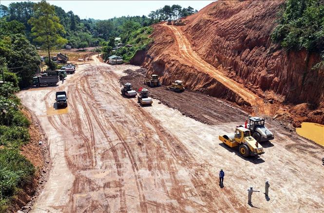 Cao tốc cửa khẩu Hữu Nghị - Chi Lăng được quy hoạch nối thông với cao tốc Bắc Giang - Chi Lăng (Lạng Sơn), hình thành tuyến cao tốc từ Hà Nội đến cửa khẩu Hữu Nghị, tuyến đường phục vụ lưu thông hàng hóa qua biên giới Việt Nam -Trung Quốc và phát triển kinh tế xã hội ở các tỉnh Đông Bắc. Ảnh: Tuấn Anh - TTXVN