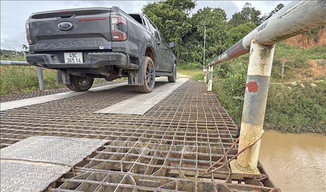 Phần lan can của cầu sắt dẫn vào khu dân cư thôn Toa Cát (xã Đa Quyn, huyện Đức Trọng) từng bị gãy đổ và được hàn lại để phục vụ nhu cầu di chuyển của khoảng 200 hộ dân trong thôn. Ảnh: Nguyễn Dũng - TTXVN