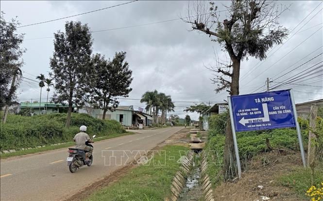 Bảng hướng dẫn các phương tiện lưu thông tại khu vực ba xã vùng Loan (huyện Đức Trọng, Lâm Đồng) trong khi chờ sửa chữa cầu yếu. Ảnh: Nguyễn Dũng - TTXVN