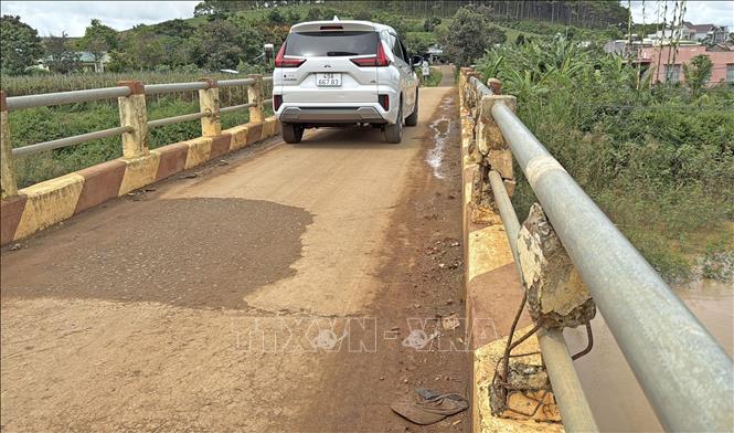 Cầu nối thôn Đà Thuận với thôn 16 (xã Đà Loan, huyện Đức Trọng) nhỏ hẹp, một số hạng mục xuống cấp nghiêm trọng. Ảnh: Nguyễn Dũng - TTXVN