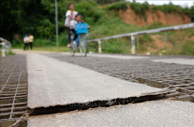 Mặt cầu sắt dẫn vào khu dân cư thôn Toa Cát (xã Đa Quyn, huyện Đức Trọng) bị bong tróc, nguy hiểm. Ảnh: Nguyễn Dũng - TTXVN