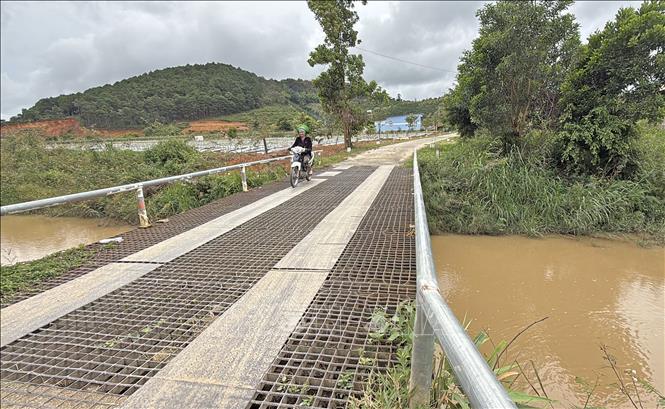 Cầu sắt dẫn vào khu dân cư thôn Toa Cát (xã Đa Quyn, huyện Đức Trọng) bị xuống cấp một số hạng mục đang chờ được sửa chữa, thay thế. Ảnh: Nguyễn Dũng - TTXVN