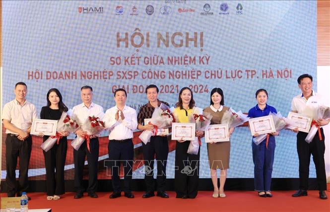 Các doanh nghiệp nhận Giấy khen của HAMI. Ảnh: Tuấn Anh - TTXVN