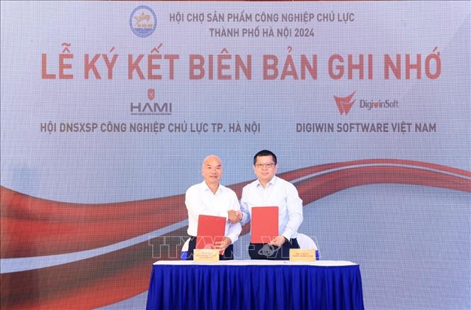 Các doanh nghiệp chủ lực ký kết biên bản hợp tác. Ảnh: Tuấn Anh - TTXVN