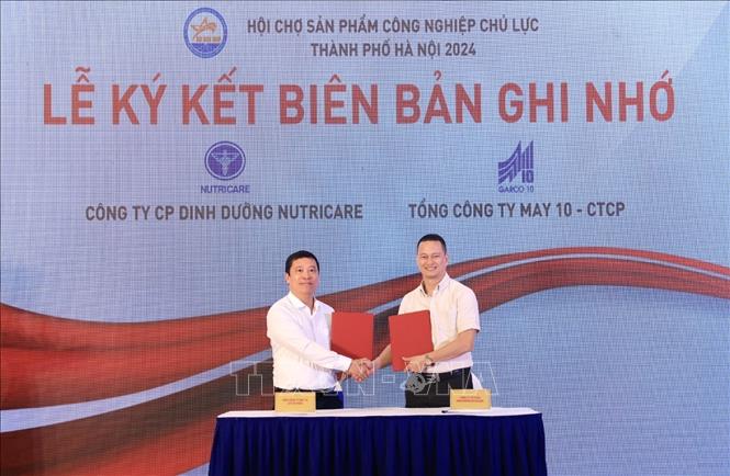 Các doanh nghiệp chủ lực ký kết biên bản hợp tác. Ảnh: Tuấn Anh - TTXVN