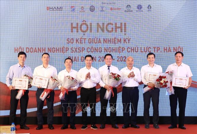 Các doanh nghiệp nhận Bằng khen của Chủ tịch UBND thành phố Hà Nội. Ảnh: Tuấn Anh - TTXVN
