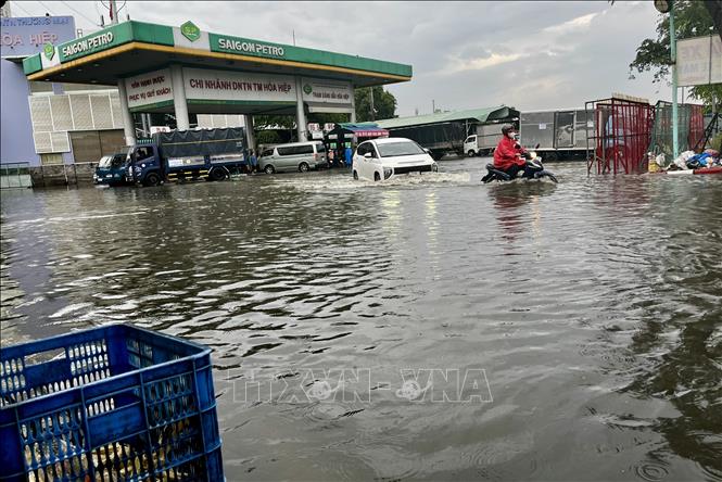 Ngập úng sâu ở cây xăng trên đường Nguyễn Văn Linh, Quận 8. Ảnh: Thanh Vũ-TTXVN