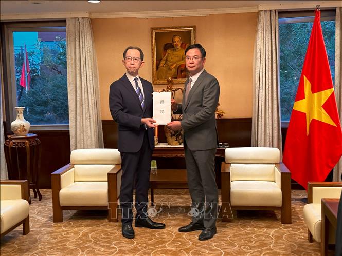 Governor of Fukushima Uchibori Masao hands over the symbolic donation to Vietnamese Ambassador Pham Quang Hieu. VNA Photo: Nguyễn Tuyến