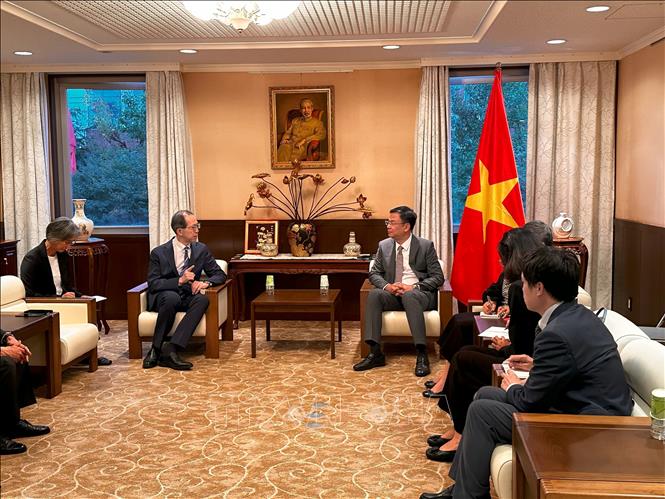 Governor of Fukushima Uchibori Masao visits the Vietnamese Embassy in Japan and extends symphathies to Vietnamese people affected by the natural disaster. VNA Photo: Nguyễn Tuyến